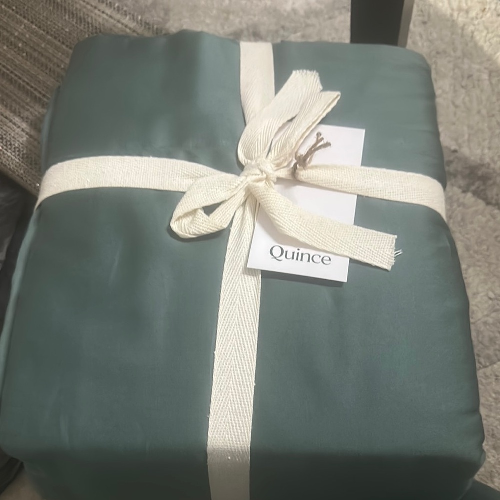 **NOT FOR SALE** Quince Queen Bed Sheets Set